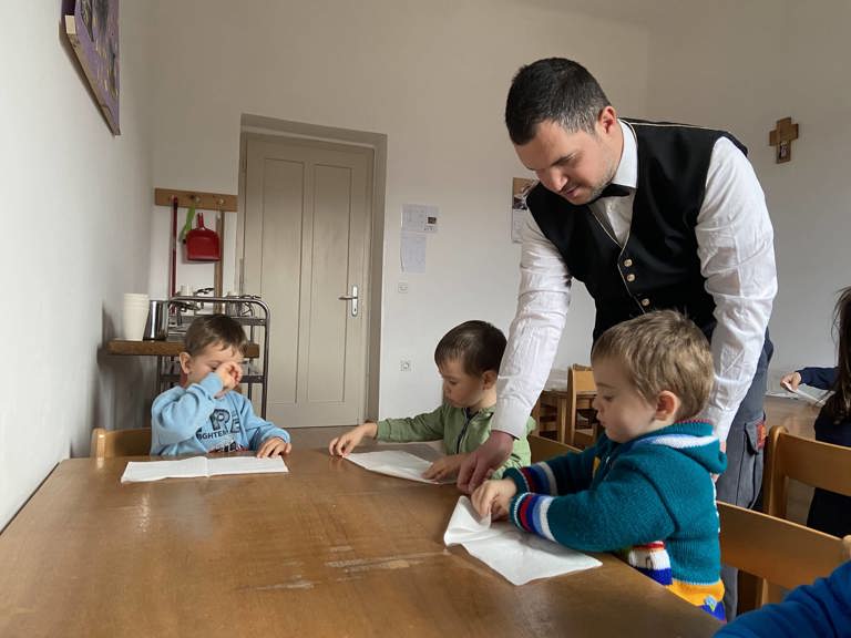 Kdo lahko postanem? – raziskovanje poklicev v našem vrtcu