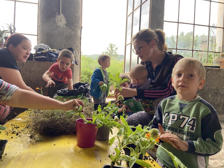 Diši po zeliščih – vrtiček, ki smo ga ustvarili skupaj